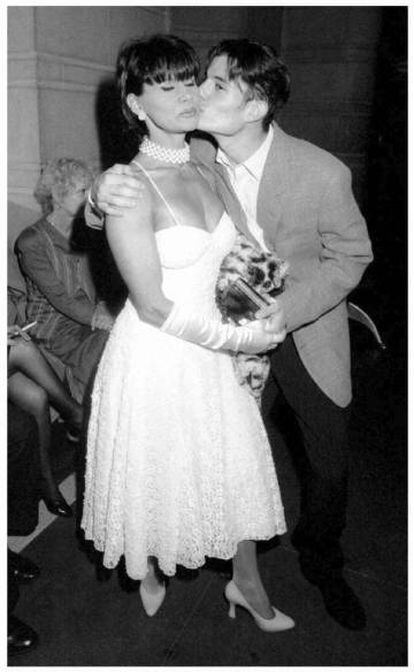 Javier Sánchez y su madre, en 1995, en la presentación del disco 'Soy como tú' en una discoteca de Madrid.