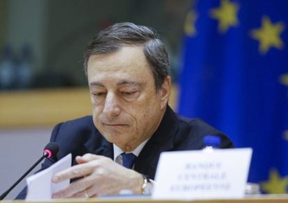 El presidente del Banco Central Europeo (BCE), Mario Draghi, en la Euroc&aacute;mara, en 12 de noviembre pasado.EFE/Olivier Hoslet