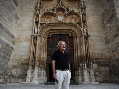 Julio Llamazares recorre la Catedral Magistral de Alcalá de Henares