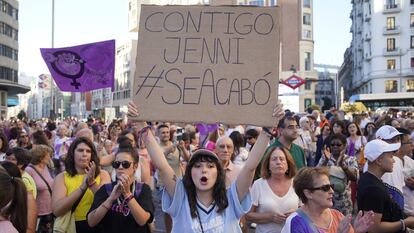 Decenas de personas acuden a la manifestación en apoyo a las jugadoras de la selección de fútbol y contra Luis Rubiales en el centro de Madrid este lunes.