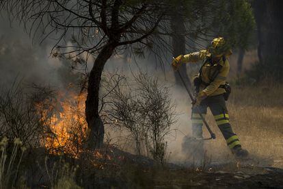Un operario del Infoca trabaja sofocando el incendio.