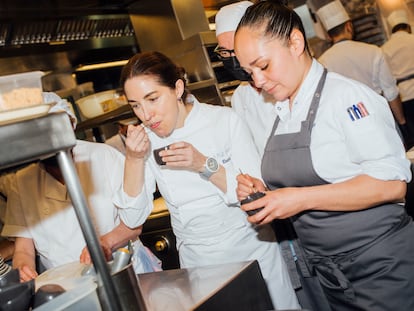 Elena Arzak y Cynthia Yabe (su mano derecha) en el restaurante Arzak en San Sebastián. La chef afirma, "las cocineras no hemos tenido tiempo para las relaciones públicas".