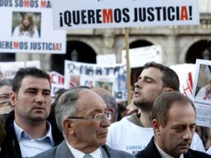 El padre de Marta del Castillo (derecha), en un acto en Madrid en 2009 para pedir penas m&aacute;s duras.
