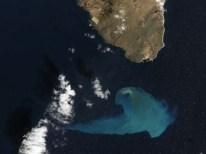 Erupción del volcán que emergió al sur de la isla de El Hierro en 2011, llamado Tagoro, visto desde un satélite.