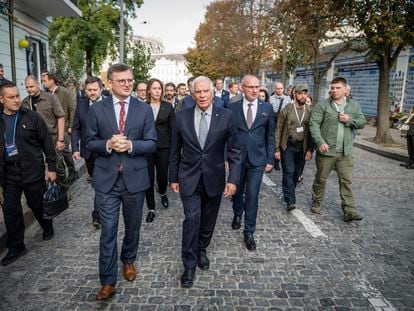 El ministro ucranio de Asuntos Exteriores, Dmitro Kuleba, en el centro de la imagen, acompaña al jefe de la diplomacia europea, Josep Borrell, en su visita al memorial de los caídos en Kiev, este lunes.