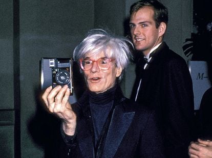 Andy Warhol et le décorateur Jed Johnson, qui était son amant, incarnés au Metropolitan de New York, en 1985.