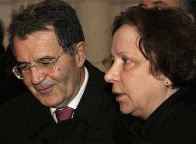 El primer ministro italiano, Romano Prodi, junto a la ex ministra Ana Palacio, hermana de la fallecida.