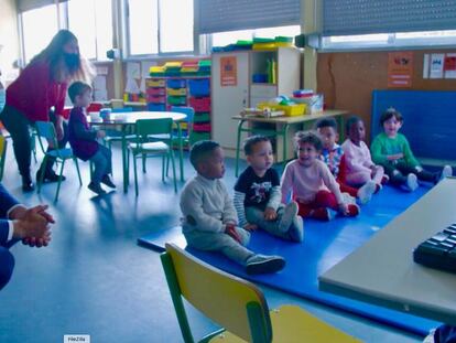 SaÏd Hejal, a la izquierda, junto con Nuria Hernández, al fondo, en su visita a una de las clases en el Colegio Público Ramón María Del Valle Inclán, de Madrid.