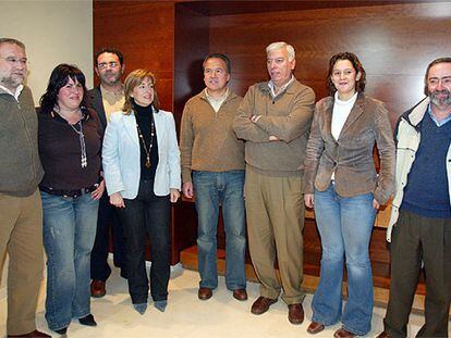 Pilar Sánchez, que será desde hoy alcaldesa de Jerez, y Pedro Pacheco, ambos en el centro, con otros miembros del nuevo equipo de gobierno.