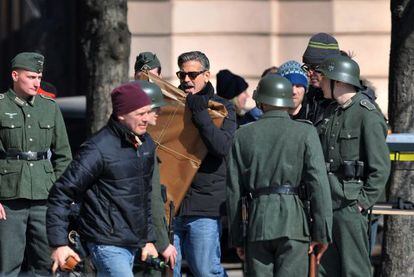 George Clooney, en el centro, en el rodaje de 'The monuments men', en los estudios Babelsberg