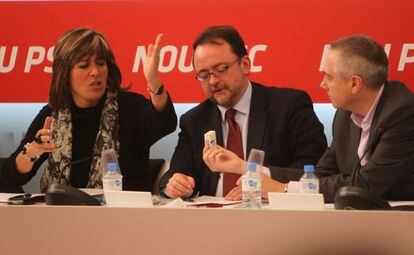 Nuria Marín, alcaldesa de LHospitalet, el diputado Dani Fermández y Pere Navarro, primer secretario, en un momento de la ejecutiva del PSC.