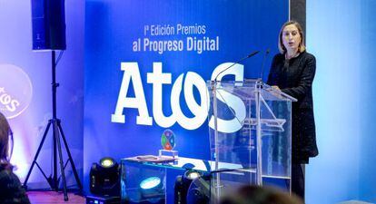 La ministra de Fomento, Ana Pastor, durante la entrega de los premios Atos, en Madrid el 27 de noviembre de 2015.