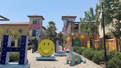 Imagen de la instalación Smiley X Do Good en La Roca Village.