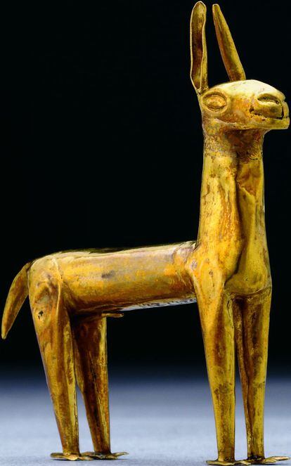 Llama de oro inca, procedente de Perú, tallada entre los siglos XV y XVI.