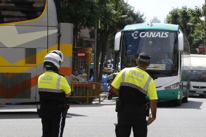 Dos agentes de la Guardia Urbana controlando el tr&aacute;fico. 