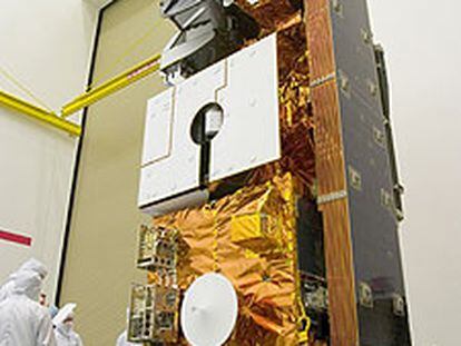 El satélite <i>Aura, </i>en la sala limpia antes del lanzamiento.