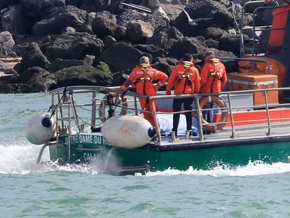 Un bote del servicio de salvamento marítimo francés entra en el puerto de Calais tras una operación de rescate después de que volcara una embarcación de migrantes en el canal de la Mancha, el 12 de agosto.