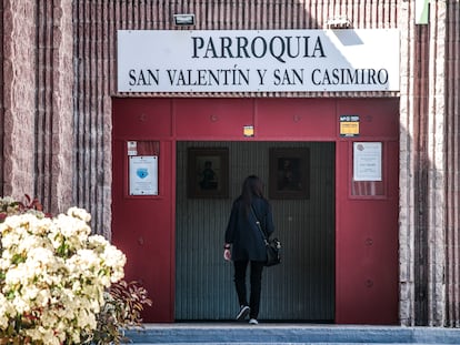 Natalia, la mujer que ha denunciado abusos en su infancia en Argentina, entrando en la iglesia de Vicálvaro, Madrid, donde ha encontrado al cura que acusa, 40 años después.