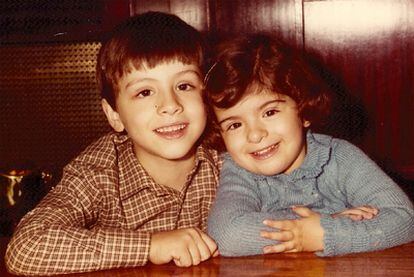 Ana Vega y su hermano Luis, en una de las fotos que cuelga en la web.