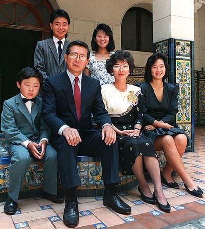 Foto de familia tomada en 1990 del entonces presidente Alberto Fujimori, su esposa Susana Higuchi y sus hijos.