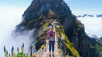 Un tramo de la ruta de senderismo desde el Pico do Areeiro hasta Pico Ruivo, en la isla de Madeira (Portugal).