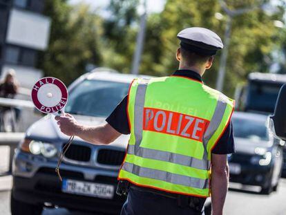 Un policía bávaro detiene un vehículo en la frontera entre Alemania y Austria, el pasado agosto 
