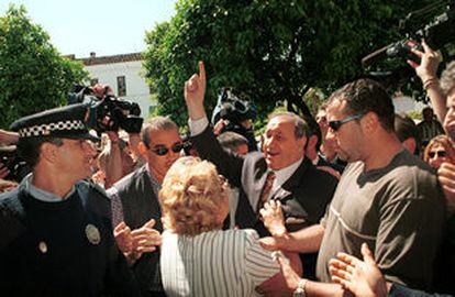 Jesús Gil llegaba ayer al Ayuntamiento de Marbella rodeado por sus seguidores.