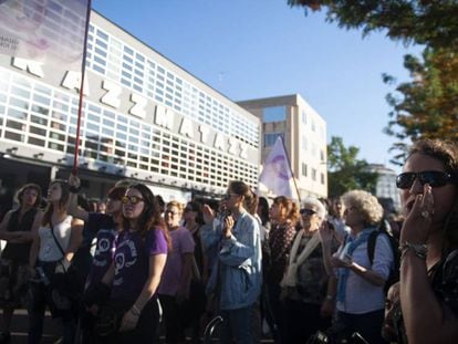 Protesta feminista, dilluns, davant de la sala Razzmatazz.