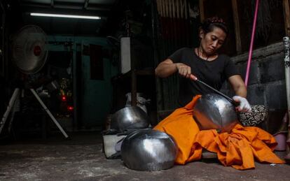 Una artesana de la comunidad de Ban Baat, en Bangkok, donde aún se fabrican a mano cuencos para los monjes budistas.