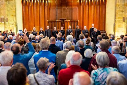The Tallis Scholars y Peter Phillips agradecen los aplausos del público tras el primero de los ocho conciertos que han interpretado el fin de semana en la catedral de Utrecht. / FOPPE SCHU