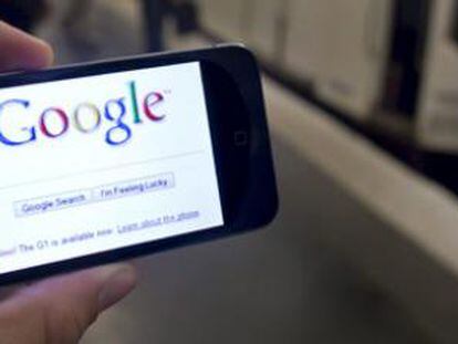 La página de inicio de Google aparece en un teléfono inteligente en una estación central del "Metro" parisino, en París, Francia
