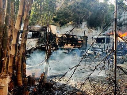 Vehículos quemados tras el ataque en la localidad de Moso, el pasado viernes en Estado birmano de Kayah.