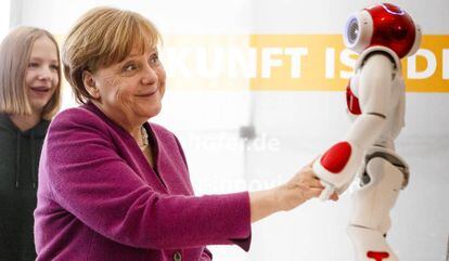 La canciller alemana, Angela Merkel, junto a un robot en un stand del Instituto Frauenhofer el 25 de abril de 2018.