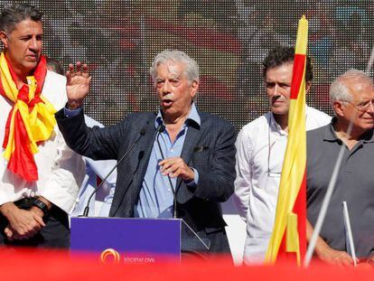 Mario Vargas Llosa interviene este domingo al término de la manifestación en Barcelona.