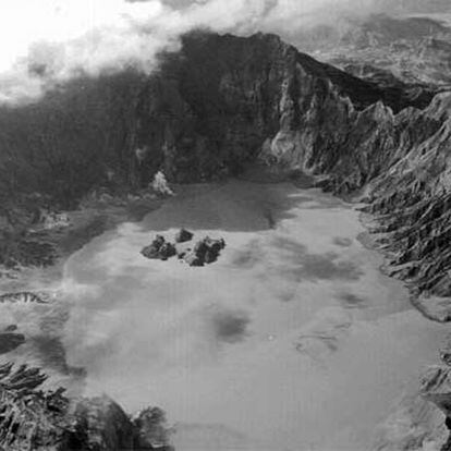 Krater Pinatubo (Filipiny) z pojawieniem się małych wysp w 1994 roku, trzy lata po Wielkim Wybuchu.