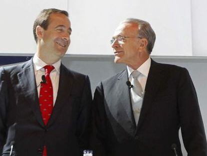De izquierda a derecha, el consejero delegado de Caixabank, Gonzalo Gort&aacute;zar, y el presidente Isidre Fain&eacute;. 