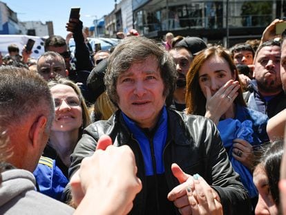 El candidato ultra a la presidencia de Argentina, Javier Milei, en un acto de campaña este sábado en Martínez (Buenos Aires).