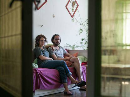 Alpha Mikeliunas i Fran Ortega, al pis del carrer de Floridablanca de Barcelona.