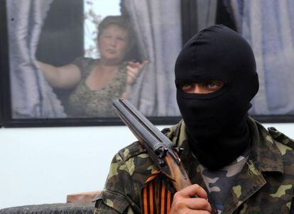 Un miliciano prorruso vigila un puesto de control en Slaviansk. 