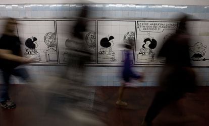 Dibujos de Mafalda adornan los pasillos del metro de Buenos Aires (Argentina), 23 de abril de 2014.