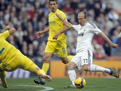 Robben dispara para marcar el gol del triunfo del Madrid sobre el Villarreal.