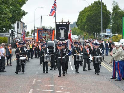 Miembros unionistas durante un desfile en Belfast este martes