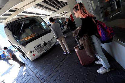 Varios viajeros en la estación sur de autobuses de Madrid.