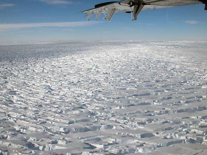 Imagen aérea que muestra la inmensidad del glaciar Thwaites, uno de los mayores y más inestables de la Antártida.