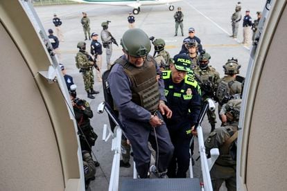 Dairo Antonio Usuga, 'Otoniel', aborda el avión de la DEA que lo llevará extraditado a Estados Unidos, en un aeropuerto militar de Bogotá, el 4 de mayo de 2022.