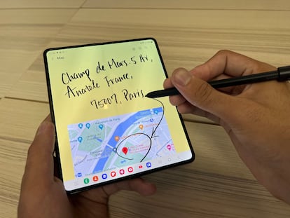 El Galaxy Z Fold 4 es compatible con el lápiz óptico S Pen.