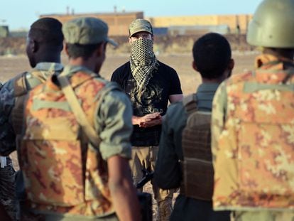 Soldados de las Fuerzas de Operaciones Especiales de la Marina francesa se preparan para una operación antiterrorista en Malí.