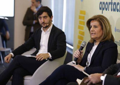 La ministra de Empleo, Fátima Báñez (d), junto a Antonio Roldán, de Ciudadanos, durante su participación en el foro "El sistema público de pensiones: aportaciones a un debate".