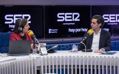 Pepa Bueno en l'estudi d''Hoy por hoy', entrevistant el president executiu de Telefónica, José María Álvarez-Pallete.