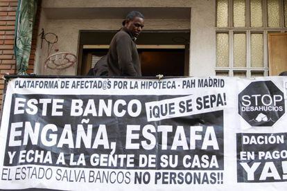 El dominicano Ronale de la Cruz, en su casa del barrio de Villaverde, de la que iba a ser desalojado.